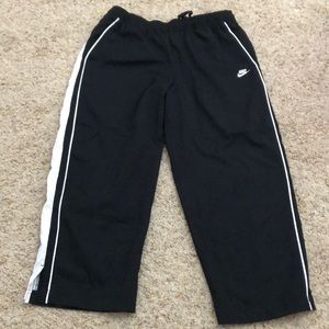 LIKE NEW Nike FitDry sz M (8-10) Capri track pants